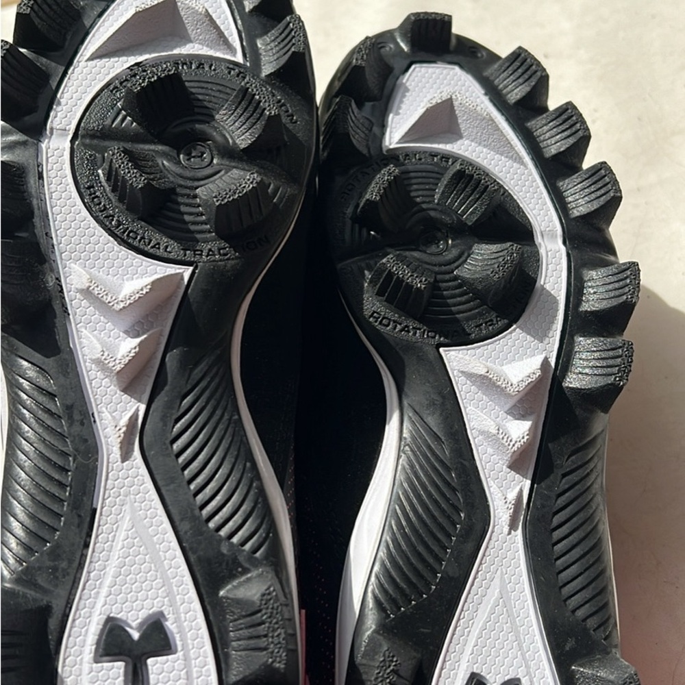Under armour softball cleats - youth 6 - fits women’s 7.5ish - Picture 3 of 4